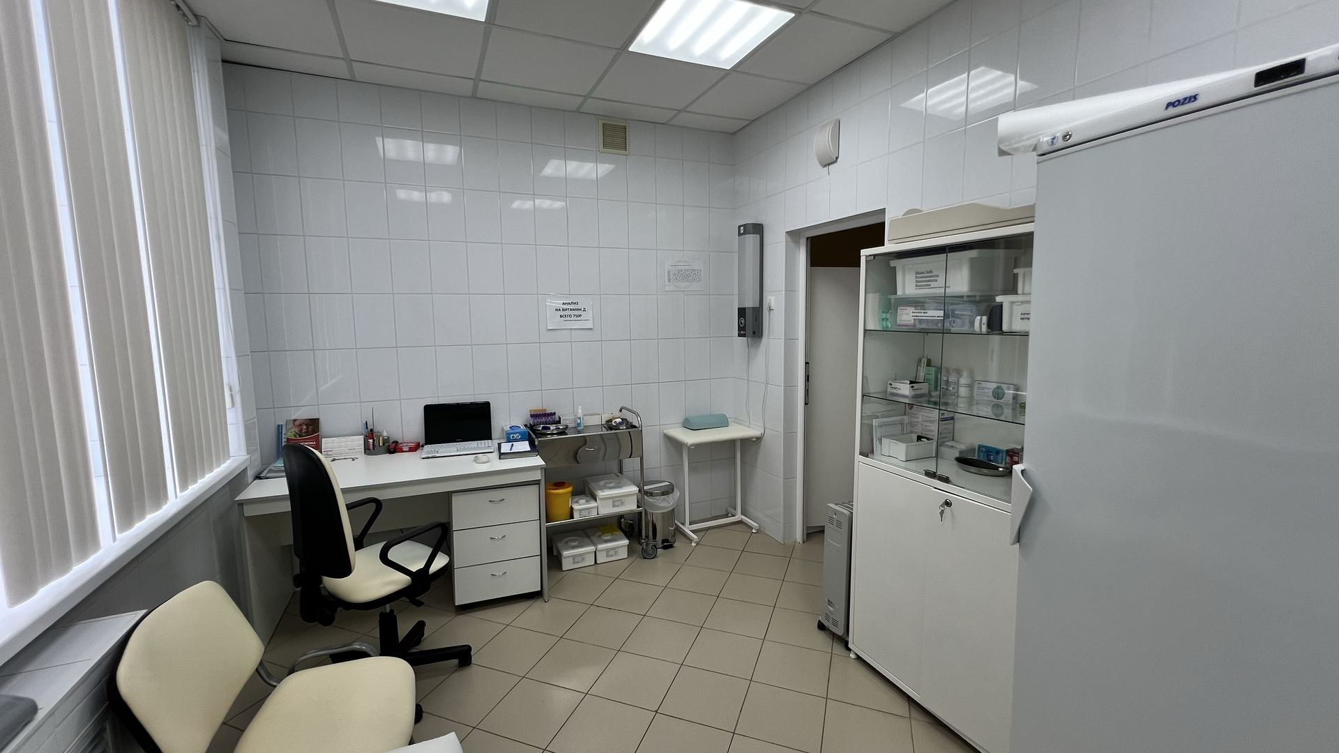 Рабочий кабинет врача с компьютером и медицинской мебелью